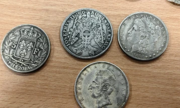 Запленети стари монети вредни околу 2 350 000 денари, пронајдени во багаж на македонски државјанин