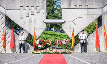 Me vendosjen e luleve para Përmendores së viktimave të tërmetit në Shkup u shënuan 60 vjet nga ngjarja tragjike