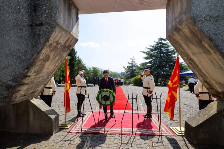 Presidenti Pendarovski vendosi lule para Monumentit të viktimave të tërmetit në Shkup