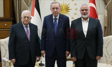 Erdogan uli në tryezë presidentin palestinez, Mahmud Abas dhe liderin e Hamasit, Ismail Hanija