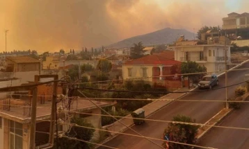 Në afërsi të qyteteve greke Volos dhe Lamia shpërtheu zjarr, përfshiu edhe një depo me municion