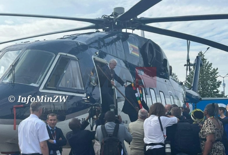 Путин му подари хеликоптер на претседателот на Зимбабве
