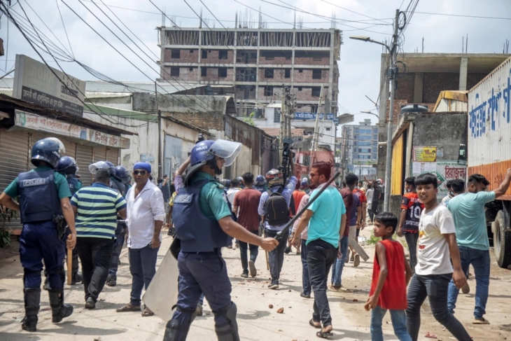Приврзаниците на опозицијата во Бангладеш се судрија со полицијата барајќи оставка од владата
