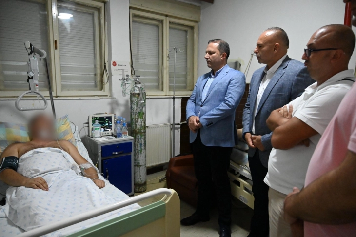 Министерот Спасовски и директорот на БЈБ Тасевски во посета на повредениот началник на ОВР Струга