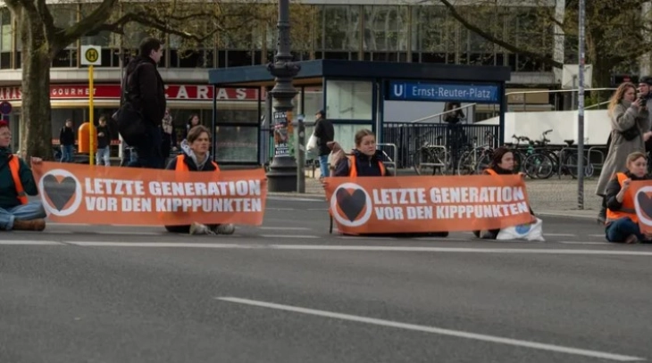 Еколошки активисти го блокираа автопатот Италија – Австрија на најфреквентниот викенд во годината