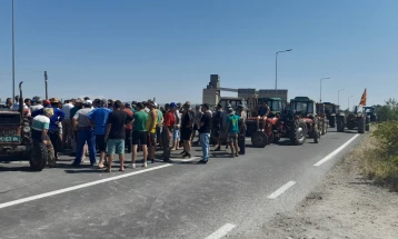 Овчеполските земјоделци втор ден на протест