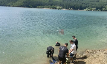 QMK: Tre ekipe zhytjeje e vazhdojnë kërkimin pas 30-vjeçarit në liqenin e Likovës