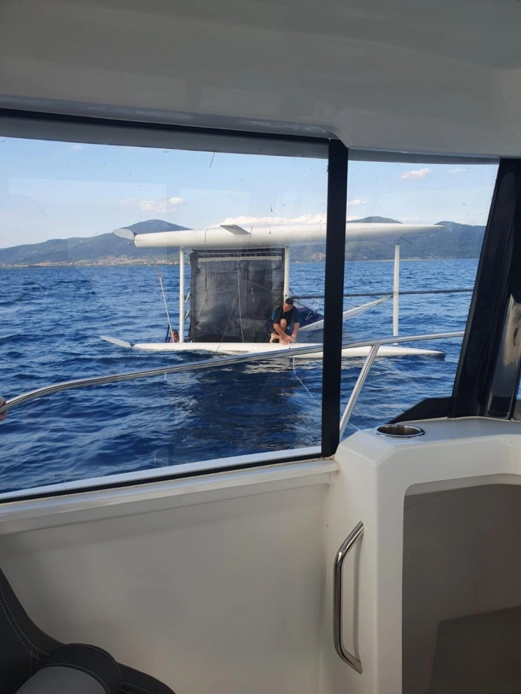 Едрилица се преврте  на Охридското Езеро, полицијата безбедно ги врати трите лица на копно