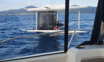 Едрилица се преврте  на Охридското Езеро, полицијата безбедно ги врати трите лица на копно