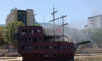 Изгаснат пожарот во галијата на Вардар во Скопје, причината ќе се утврдува дополнително