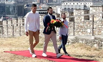 УМС на ВМРО-ДПМНЕ положи цвеќе на споменикот на Слободата - „Сила, слава и победа” на Тврдината Кале во Скопје