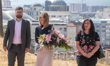 Делегација на СДСМ положи цвеќе и оддаде почит на скопското Кале по повод Денот на Републиката
