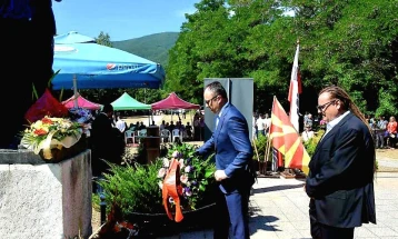 Një delegacion qeveritar me rastin e festës së Republikës - Ilinden vendosi lule në tre memorialet në Smilevë