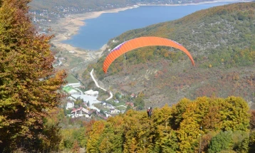Në Galiçicë po zhvillohet një operacion shpëtimi për paragliderin holandez