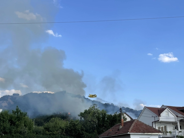 Во гаснење на пожарот над Отовица вклучени авиони на ДЗС и полициски хеликоптер
