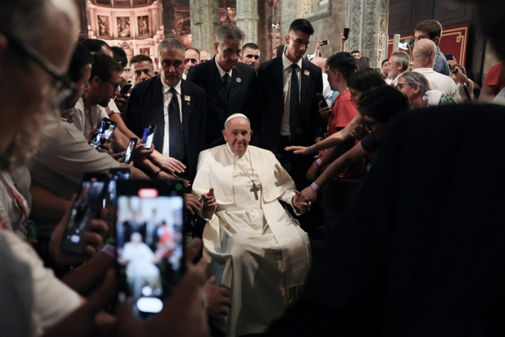 Папата Франциск во Лисабон повика да се слуша „болниот плач на жртвите“ од педофилија во црквата