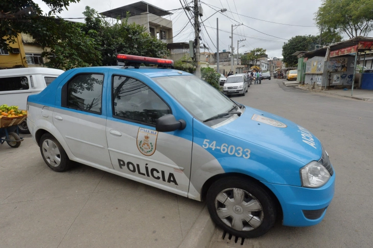 Gjatë një bastisjeje në Rio de Zhanejro jetën e humbën nëntë persona, dy policë janë plagosur