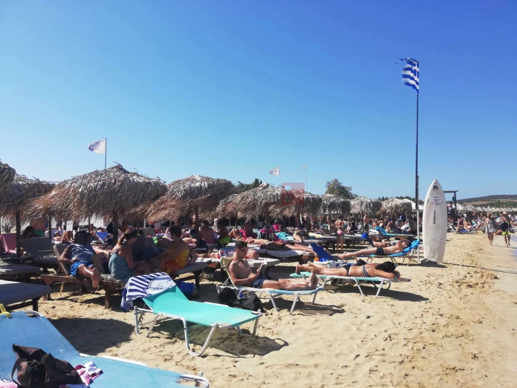 Зголемени контроли на плажите во Грција за нелегално поставени лежалки, по реакциите на граѓанското движење за слободни плажи