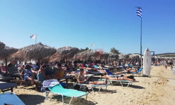 Зголемени контроли на плажите во Грција за нелегално поставени лежалки, по реакциите на граѓанското движење за слободни плажи