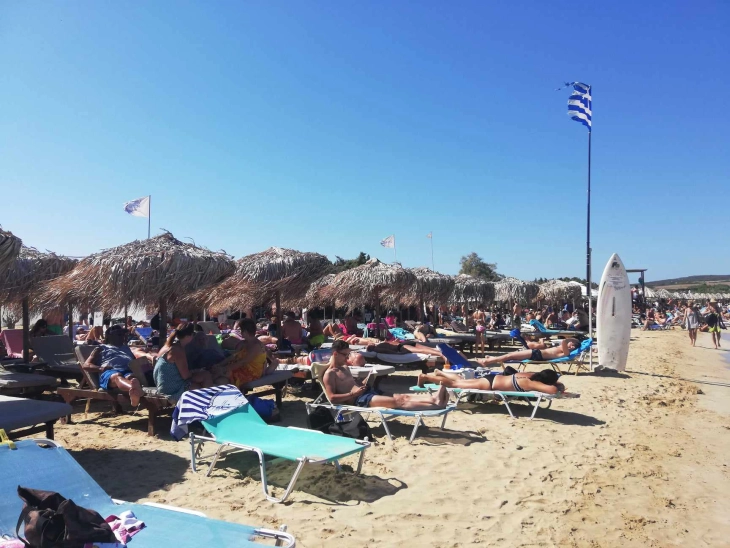 Janë rritur kontrollet në plazhet në Greqi për shezlongët e vendosur pa leje, pas reagimeve të lëvizjes qytetare për plazhe të lira