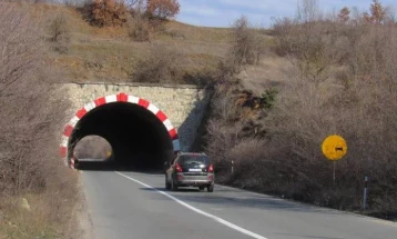 Grubi: Për arsye të mosrespektimit të sinjalistikës rrugore në rrugën Shkup- Bllacë po krijohen radhë të gjata të automjeteve