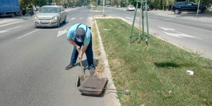 Поради најави за невреме, се расчистуваат сливниците и шахтите на критичните точки и сите подвозници во градот