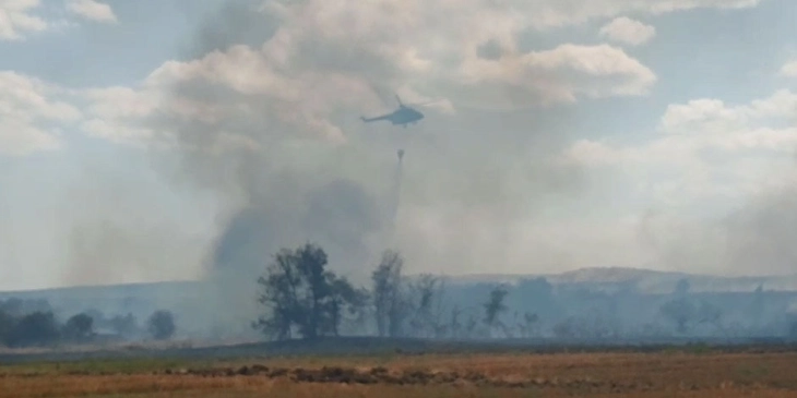 Në shuarjen e zjarrit në Sveti Nikollë janë aktivizuar dy helikopterë të MPB-së