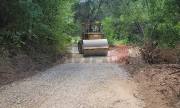 Се реконструира локален пат во туристичката Абланица во Берово