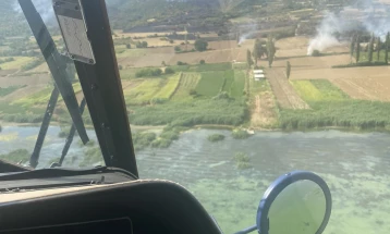 Хеликоптерот на МВР со исфрлени над 50 тони вода го локализираше пожарот кај Дојран
