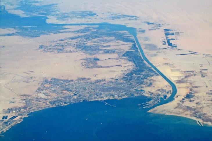 Во Суецки Канал потона со реморкер по судир со танкер