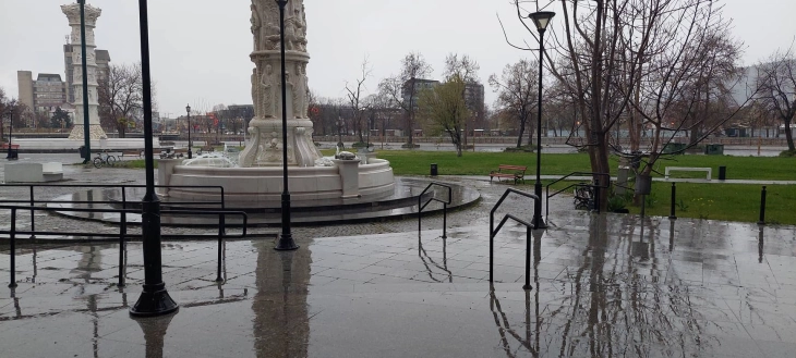 Reshje të dendura shiu, erë dhe bubullima në luginën e Shkupit