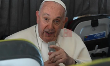 Папа Франциск: Црквата е отворена за сите, вклучувајќи и ЛГБТ, но под сопствени правила