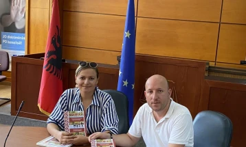 Библиотеката на Комитетот за малцинства во Тирана збогатена со примероци од фото албумот „Народни носии на Македонците во Албанија