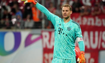 Bayern keeper Neuer resumes training after planned surgery