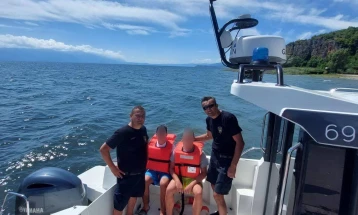 Полицијата го пронајде и го врати чамецот со двајцата малолетници кој неконтролирано се оддалечил од брегот на Охридското Езеро