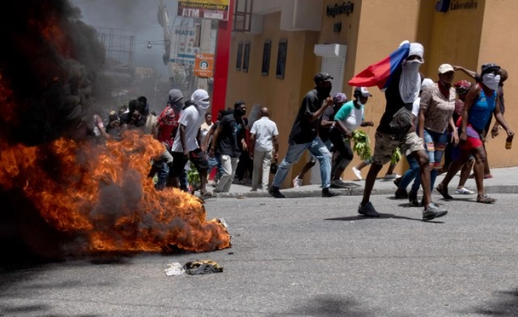Затворена американската Амбасада во Порт-о-Пренс по вчерашните насилни немири и пукања