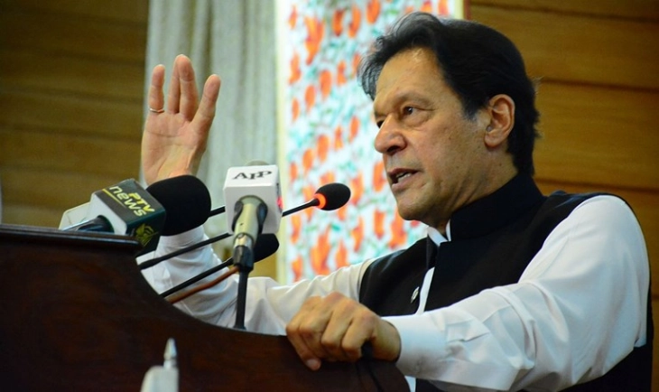 Поранешниот пакистански премиер Имран Кан доби петгодишна забрана да се занимава со политика