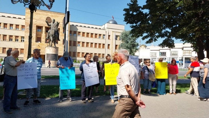 Retirees protest over low retirement checks