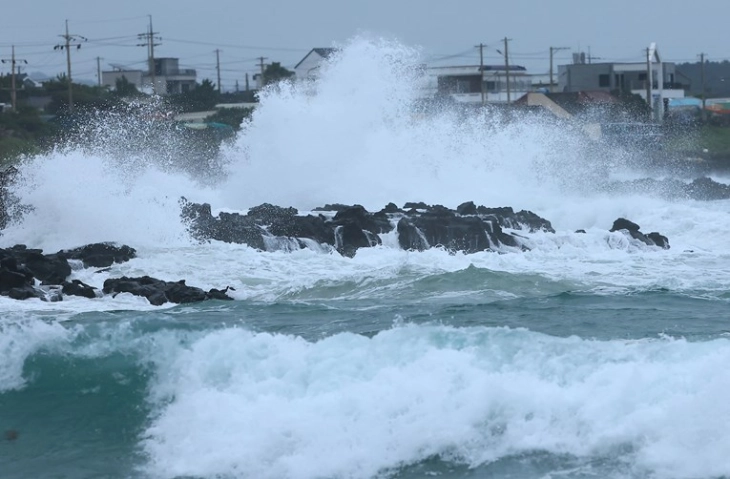 Тајфун во Јапонија и Јужна Кореја, откажани сите летови, се најавува ново невреме