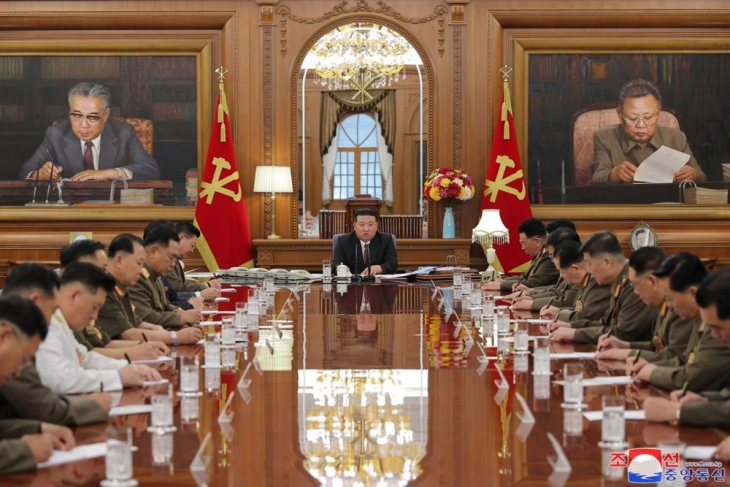 Kim Xhong-un shkarkon shefin e Shtatmadhorisë dhe ftoi në gatishmëri për luftë