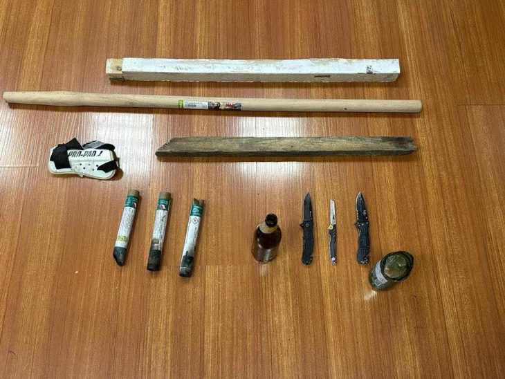 Ладно оружје, дрвени и метални палки, пиротехнички материјал - дел од арсеналот на уапсените хулигани во Атина (фото)