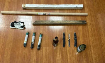 Ладно оружје, дрвени и метални палки, пиротехнички материјал - дел од арсеналот на уапсените хулигани во Атина (фото)
