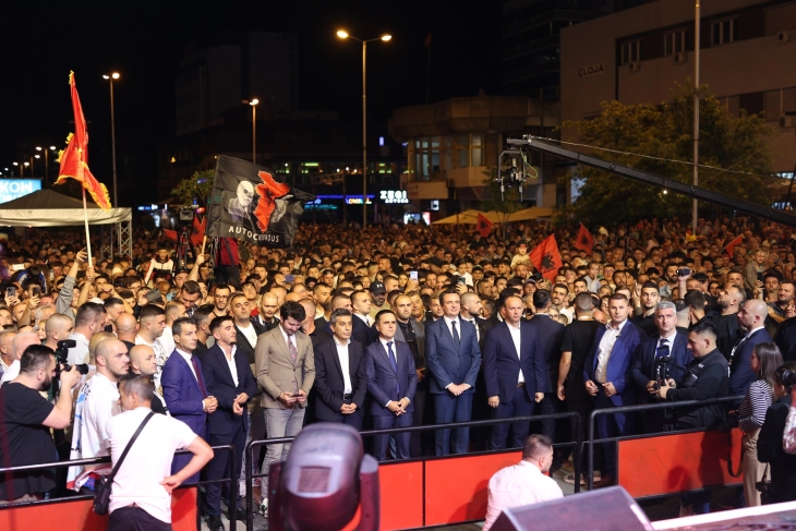 Знаме со карта на „Голема Албанија“ на концертот во Тетово организиран за косовскиот премиер Курти