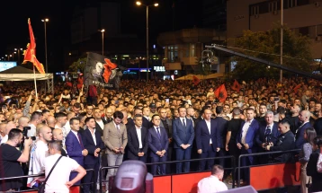 Знаме со карта на „Голема Албанија“ на концертот во Тетово организиран за косовскиот премиер Курти