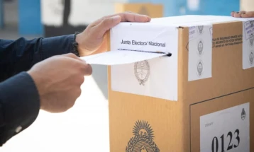 Аргентинците гласаат на прелиминарни избори за претседател