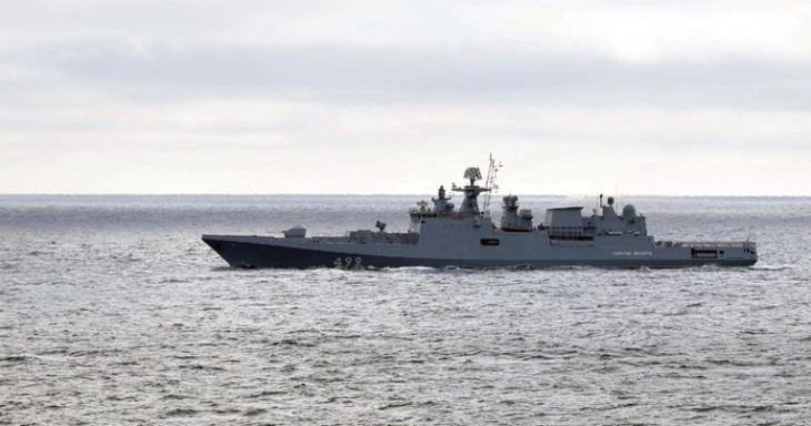 Një anije ushtarake ruse ka hapur zjarr paralajmërues ndaj një anije transportuese në Detin e Zi
