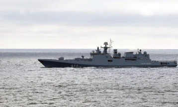 Një anije ushtarake ruse ka hapur zjarr paralajmërues ndaj një anije transportuese në Detin e Zi