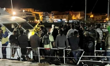 На Лампедуза викендов пристигнале речиси 1.000 мигранти