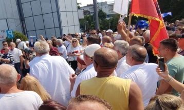 Протест во Приштина за поддршка на владата и против опозицијата и аналитичарите