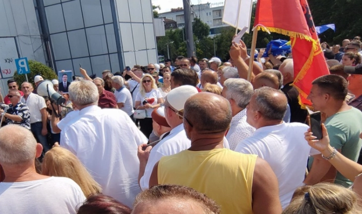 Protestë në Prishtinë në mbështetje të qeverisë dhe kundër opozitës dhe analistëve